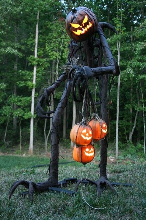 101 Simple Outdoor Halloween Decor Ideas » Lady Decluttered