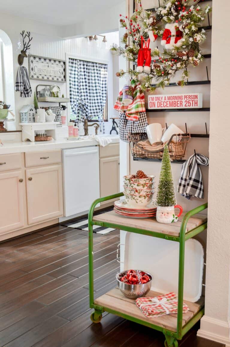 25 Christmas Kitchen Decorating Ideas » Lady Decluttered
