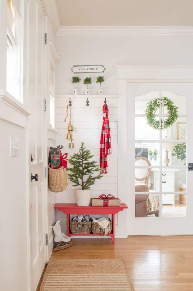 25 Red and Green Christmas Decor Ideas » Lady Decluttered