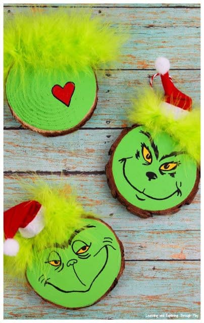 25 Easy DIY Christmas Wood Slice Ornament Ideas » Lady Decluttered