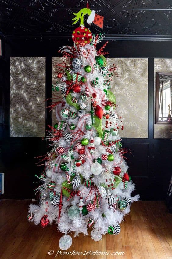 16 Grinch Christmas Tree Decorating Ideas » Lady Decluttered