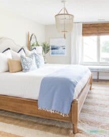 20 Neutral Coastal Bedroom Decor Ideas » Lady Decluttered