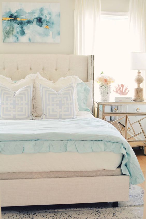 20 Neutral Coastal Bedroom Decor Ideas » Lady Decluttered