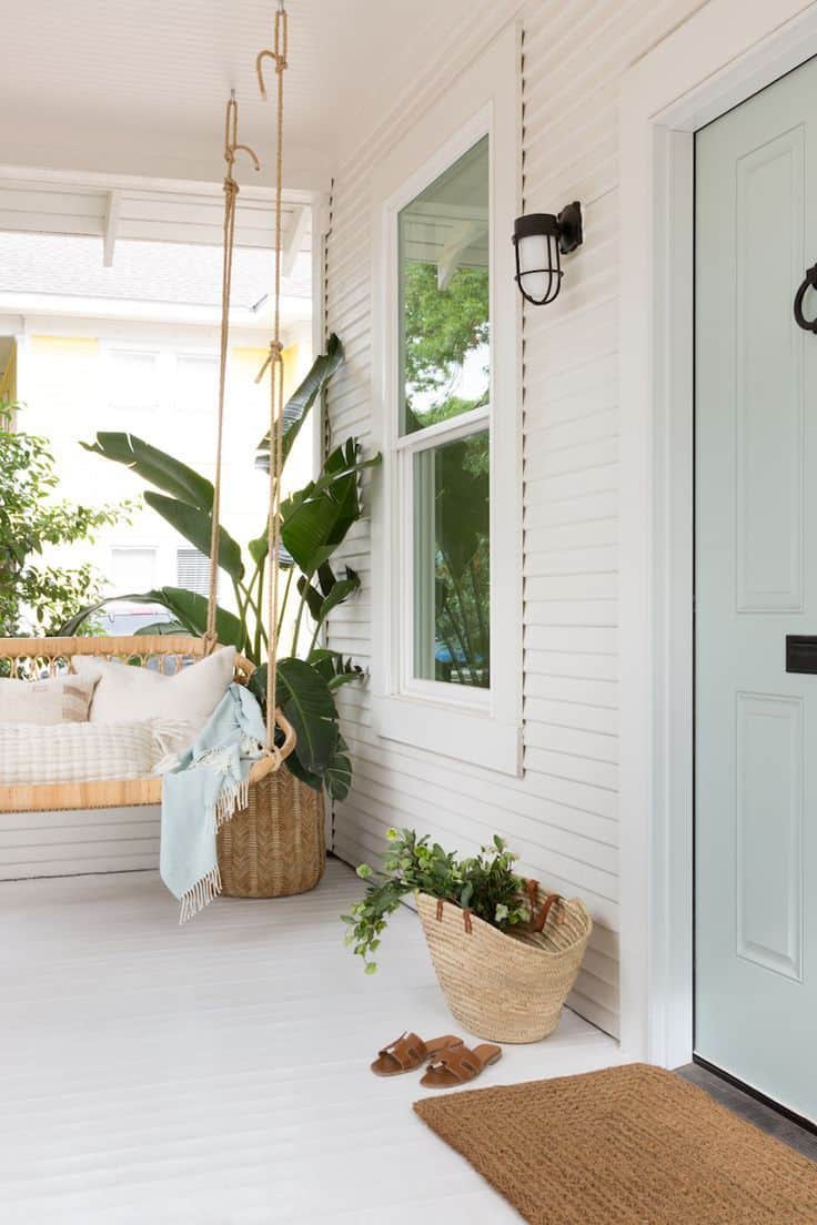14 Neutral Coastal Front Porch Decor Ideas » Lady Decluttered