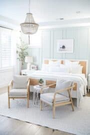 20 Neutral Coastal Bedroom Decor Ideas » Lady Decluttered