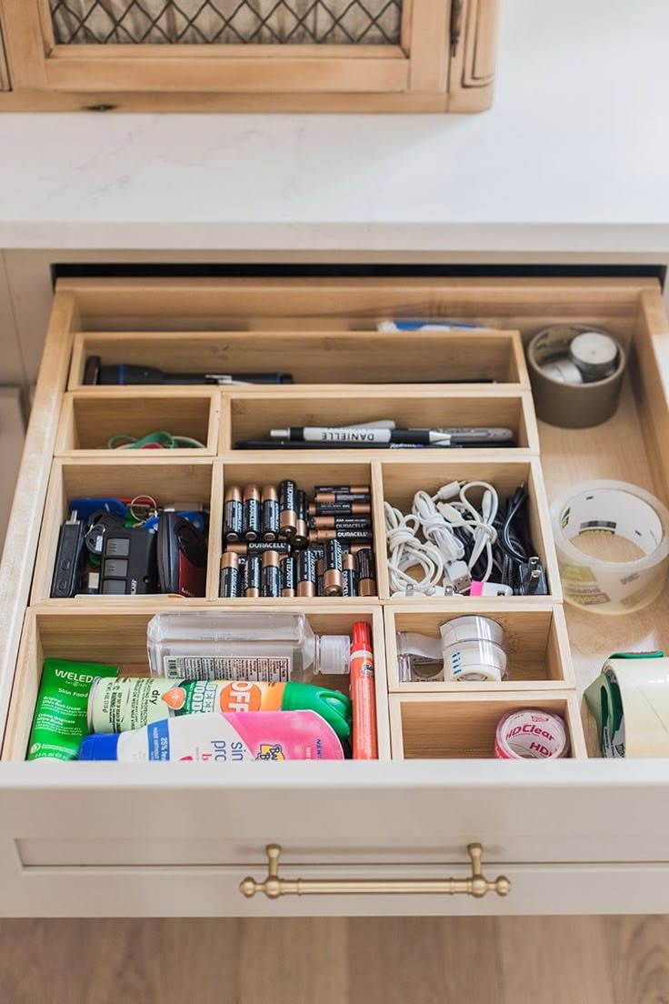 26 Aesthetic Kitchen Drawer Organization Ideas » Lady Decluttered