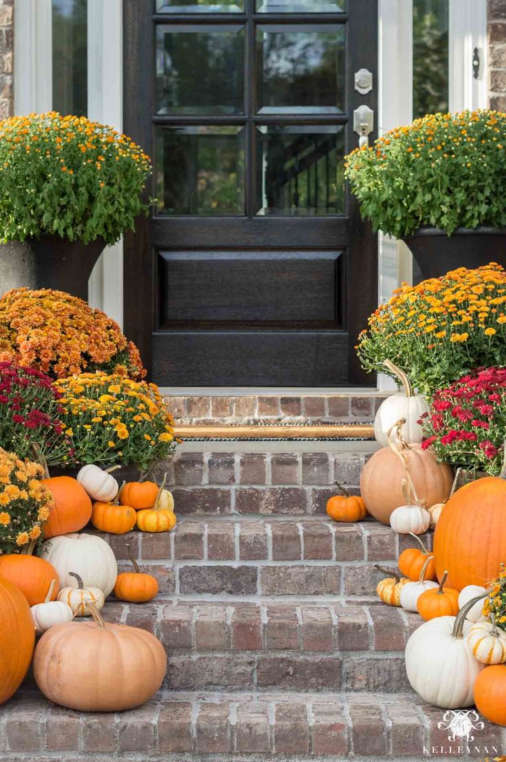 18 Mums and Pumpkins Front Porch Decor Ideas » Lady Decluttered
