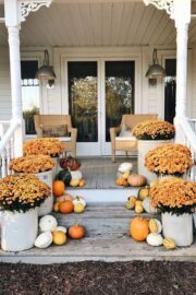 18 Mums and Pumpkins Front Porch Decor Ideas » Lady Decluttered