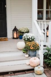 18 Mums and Pumpkins Front Porch Decor Ideas » Lady Decluttered