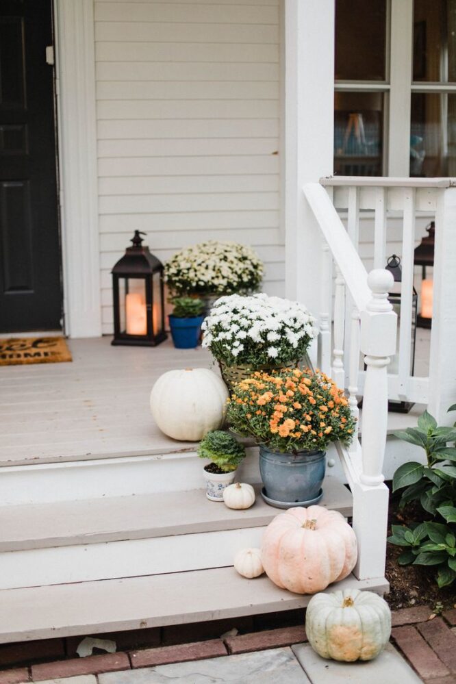 18 Mums and Pumpkins Front Porch Decor Ideas » Lady Decluttered