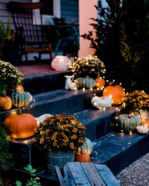 18 Mums and Pumpkins Front Porch Decor Ideas » Lady Decluttered
