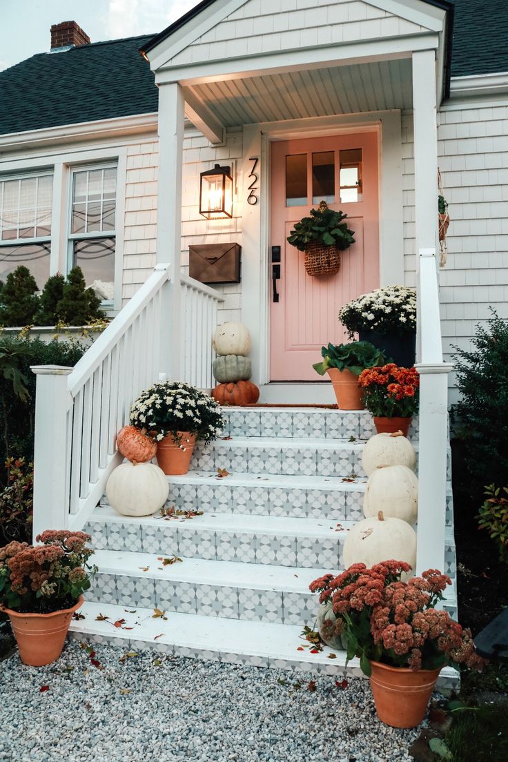 18 Mums and Pumpkins Front Porch Decor Ideas » Lady Decluttered