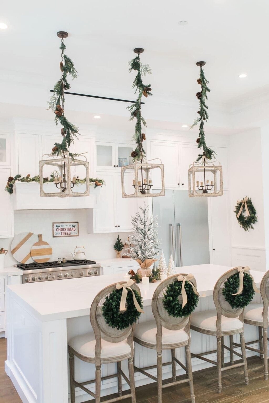 20 Christmas Kitchen Island Décor Ideas » Lady Decluttered