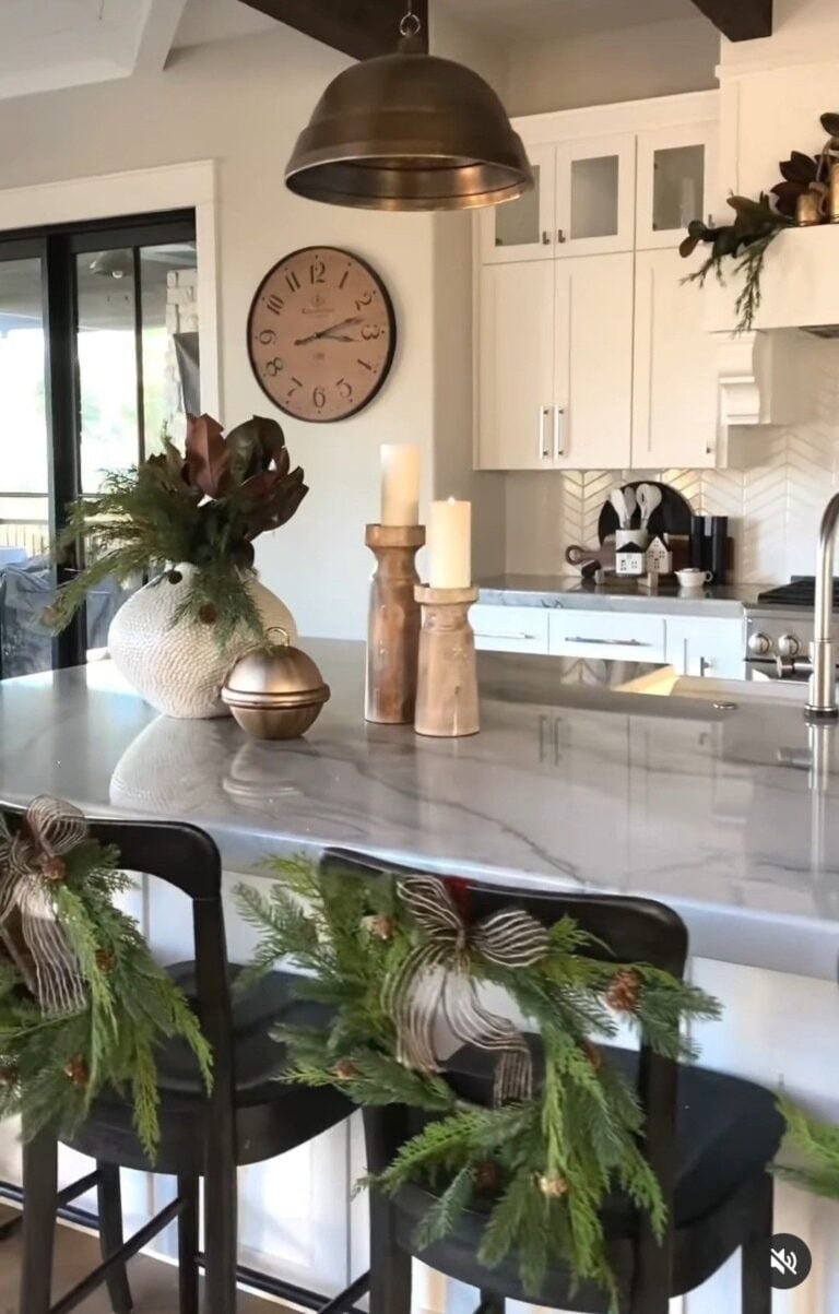 20 Christmas Kitchen Island Décor Ideas » Lady Decluttered