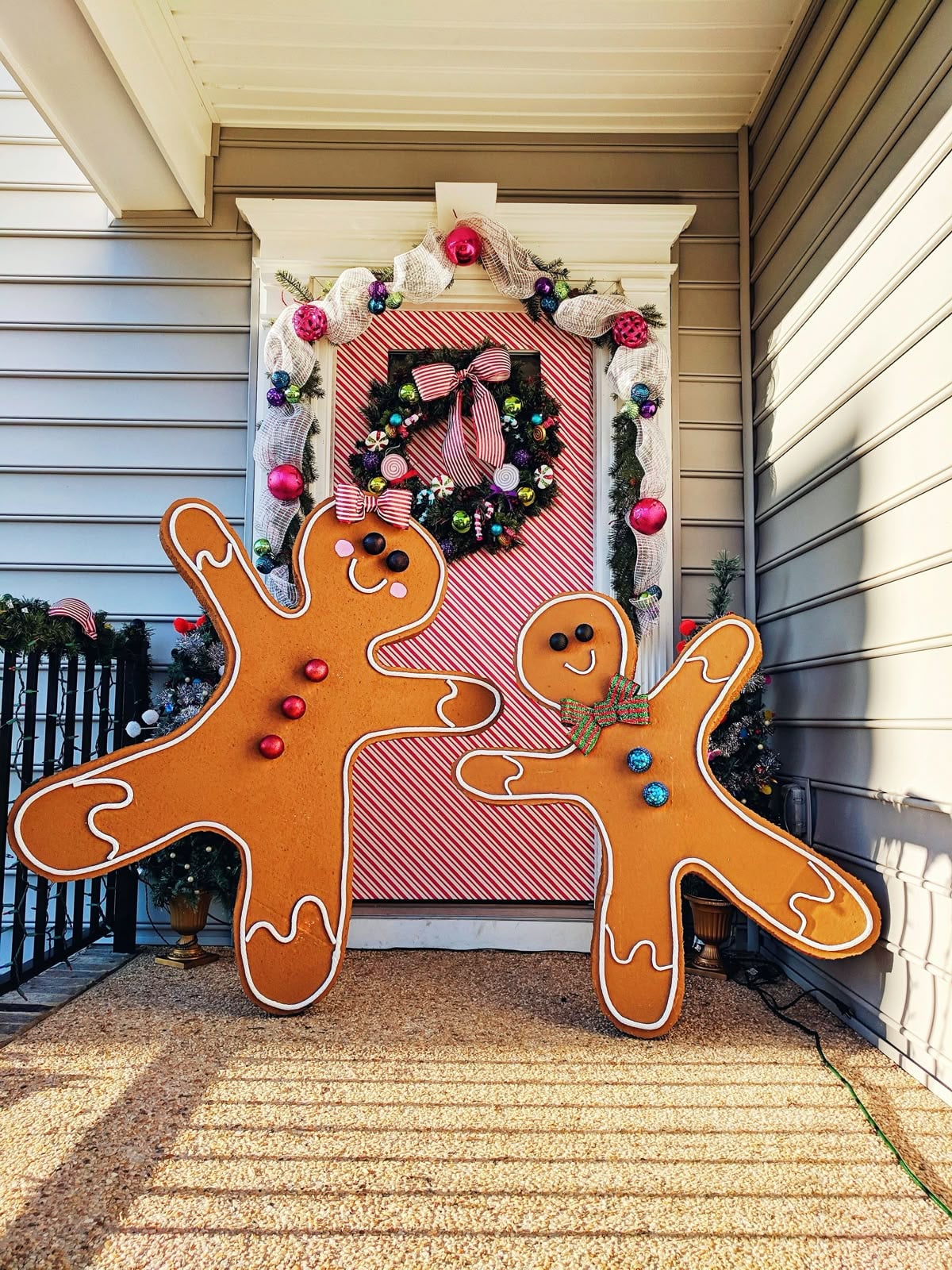 16 Outdoor Gingerbread House Decorations » Lady Decluttered