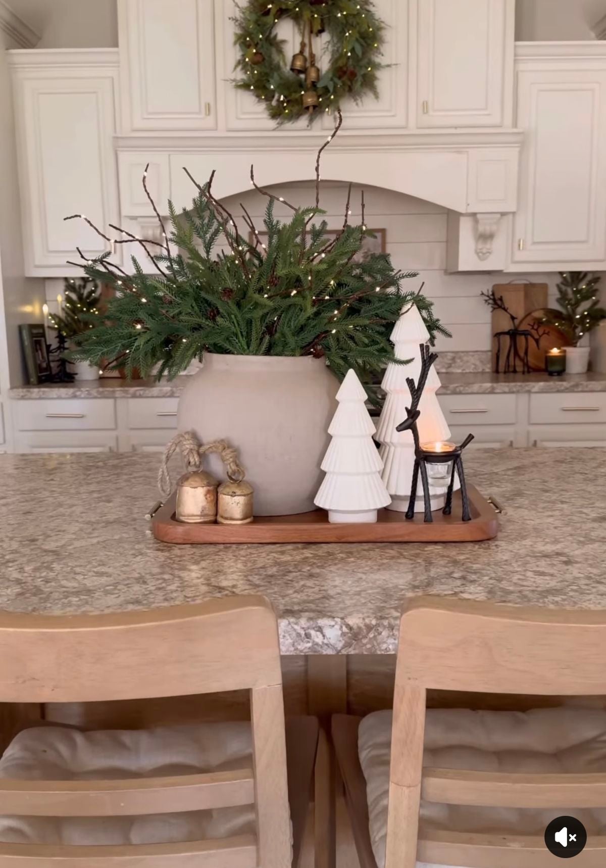 20 Christmas Kitchen Island Décor Ideas » Lady Decluttered