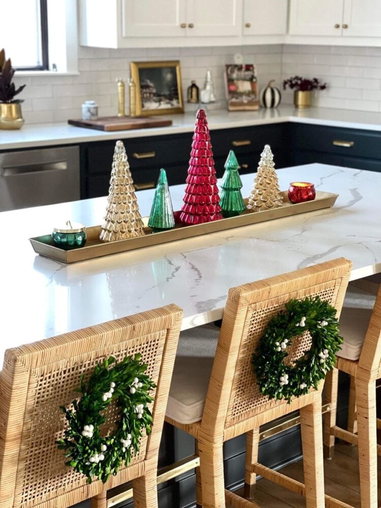20 Christmas Kitchen Island Décor Ideas » Lady Decluttered